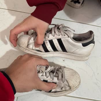 Adidas Süperstar: Kısa Sürede Parçalanan Ayakkabı Hayal Kırıklığı