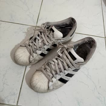 Adidas Süperstar: Kısa Sürede Parçalanan Ayakkabı Hayal Kırıklığı