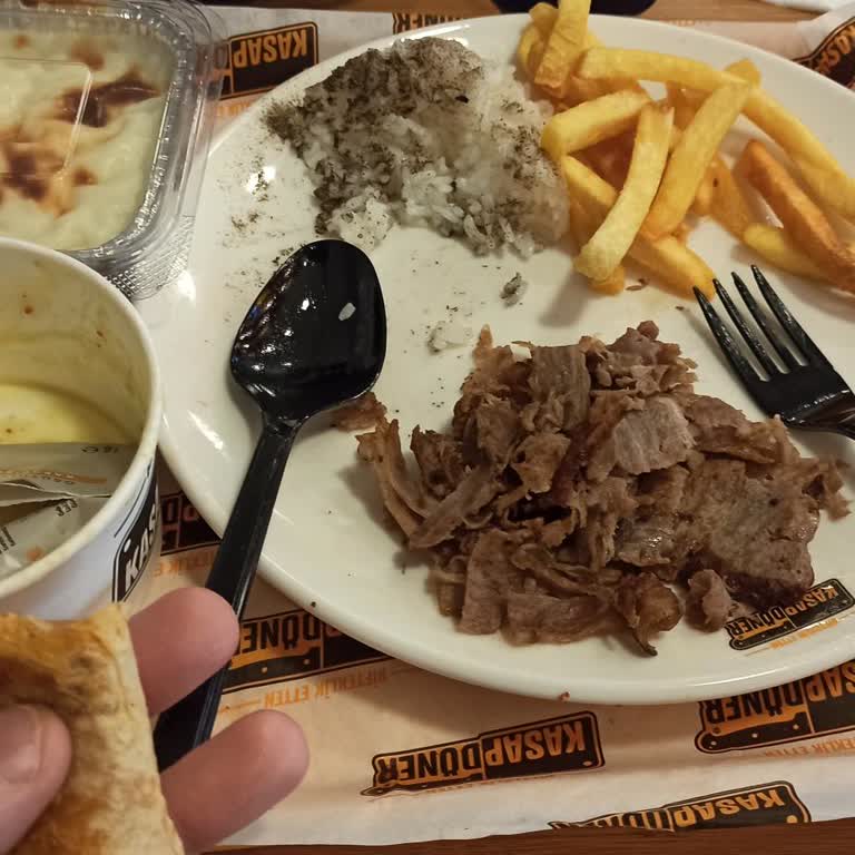 Soğuk Yemek Ve Az Gramaj Sorunu