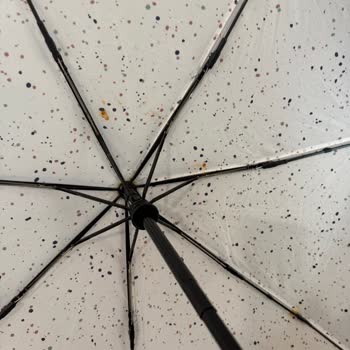 Paslanan Şemsiye Ve İlgisiz Mağaza Müdürü