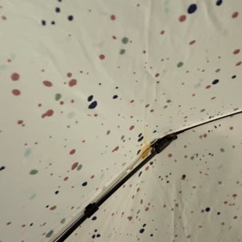 Paslanan Şemsiye Ve İlgisiz Mağaza Müdürü