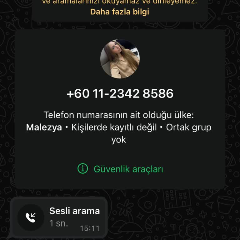 Qisqa koylakda vasvasaga solingan va sikilgan