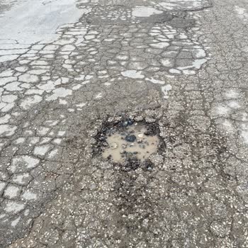 Pamukkale'de Bozuk Yollar Ve Çukurlar