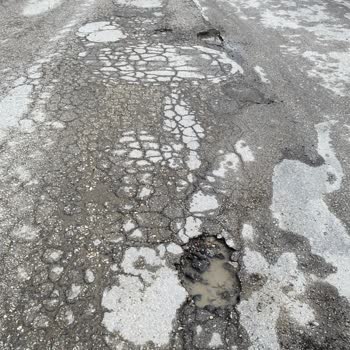 Pamukkale'de Bozuk Yollar Ve Çukurlar