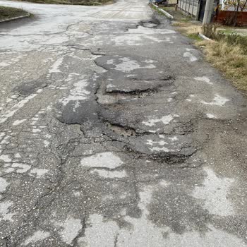 Pamukkale'de Bozuk Yollar Ve Çukurlar