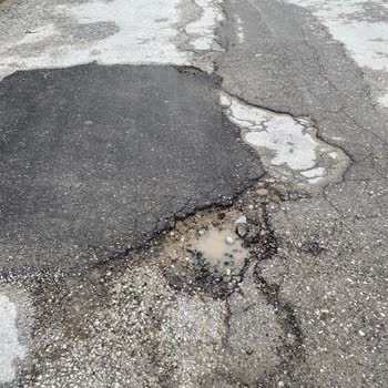 Pamukkale'de Bozuk Yollar Ve Çukurlar