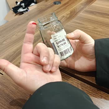 Neva Outlet Kırık Ürünlerle Dolup Taşan Mağaza