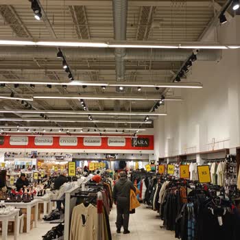 Neva Outlet Kırık Ürünlerle Dolup Taşan Mağaza