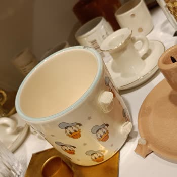 Neva Outlet Kırık Ürünlerle Dolup Taşan Mağaza