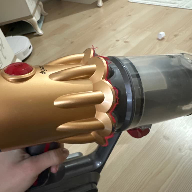 Dyson V12'nin Çiçek Kısımları Ve Çekim Gücü Sorunu
