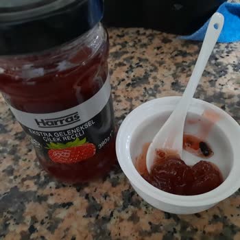 Çilek Reçelinde Böcek Şoku