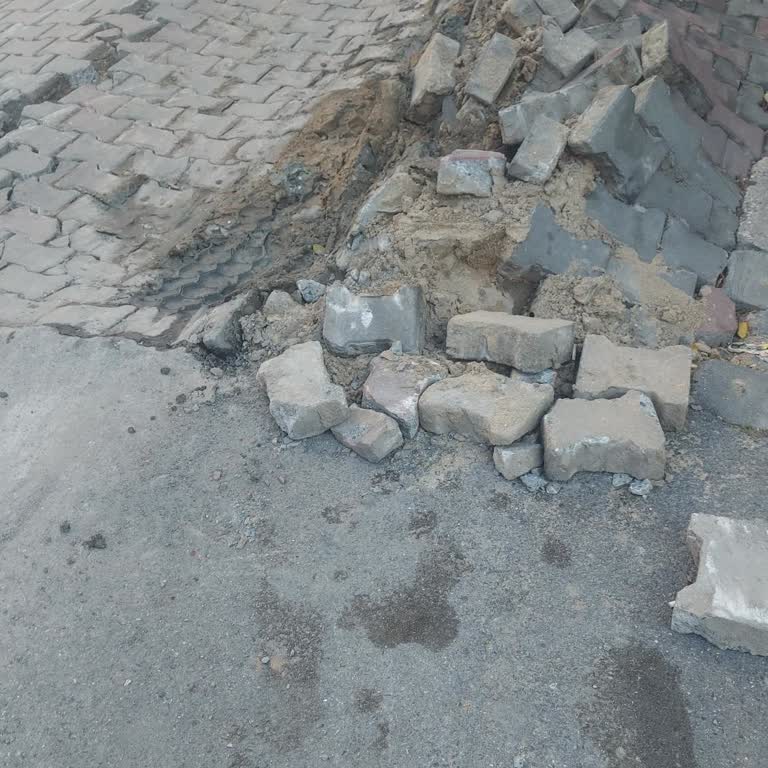 Güngören'de Hafriyat Kamyonları Yüzünden Çöken Yol