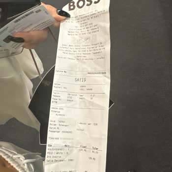 Atención al cliente irrespetuosa en tienda Boss de aeropuerto Estambul