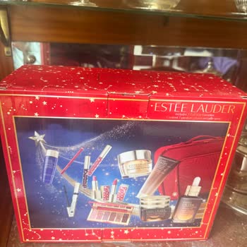 Yanlış Yıl: Eski Estee Lauder Seti Gönderimi