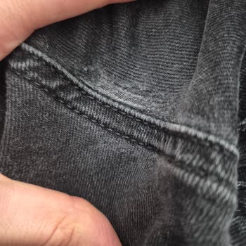 Mavi Kot Pantolonun Beklenmedik Yırtılması