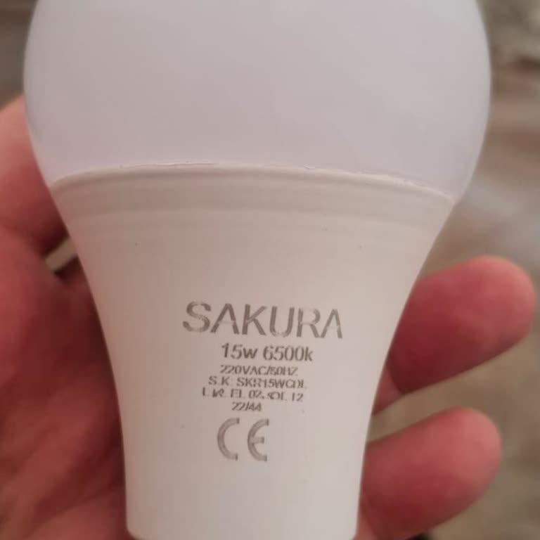 Kısa Sürede Bozulan Ampul Ve İlgisiz Mağaza Personeli