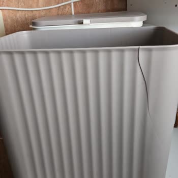 Kırık Çöp Kutusu Ve Yetersiz Müşteri Hizmeti