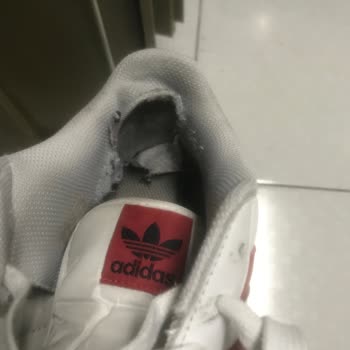Adidas Ayakkabıda Yırtılma Ve Koku Sorunu