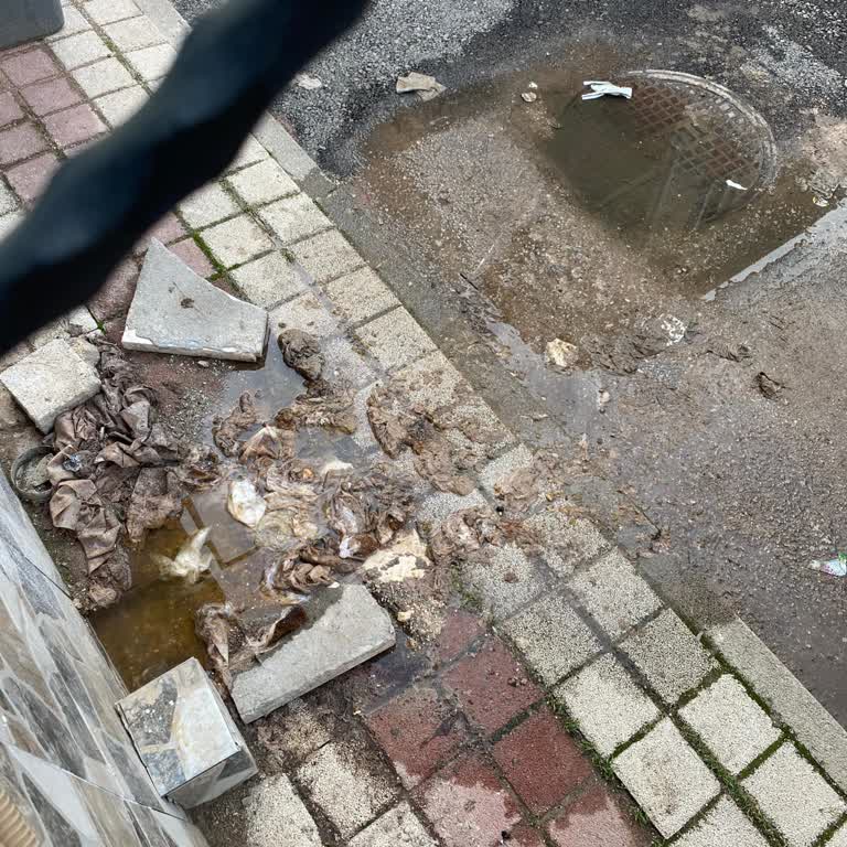 Kanalizasyon Borusu Zarar Gördü, Onarım Bekleniyor