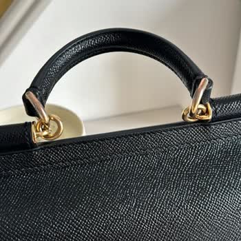 Ünlü Markanın Çantası Beklenmedik Şekilde Yıprandı