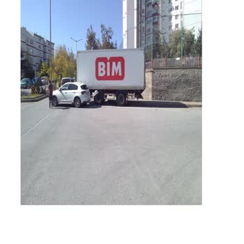 BİM Kamyonunun Tedbirsizliği Araç Hasarına Yol Açtı