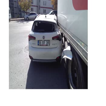 BİM Kamyonunun Tedbirsizliği Araç Hasarına Yol Açtı