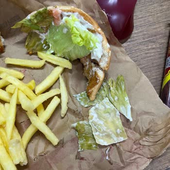 Burger King Altıeylül Şubesinde Hayal Kırıklığı: Böcekli Ve Soğuk Yemek Skandalı