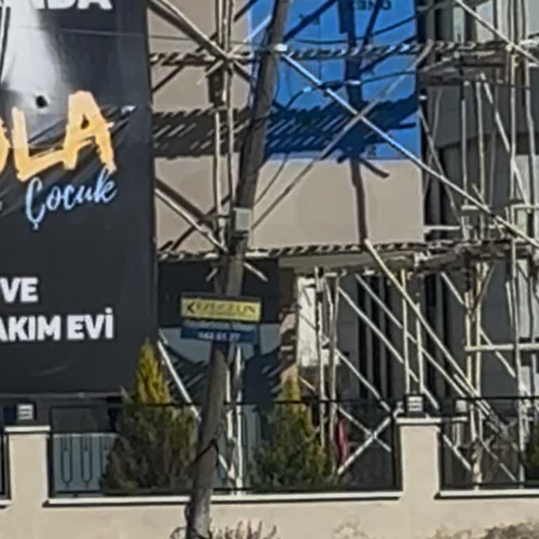 Tehlikeli Direkler Okul Güvenliğini Tehdit Ediyor