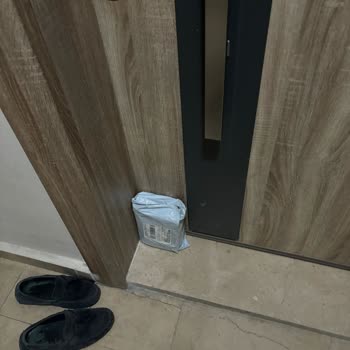 Kargo Güvenliği Sorunu: Değerli Paket Kapıya Bırakıldı