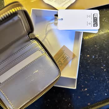 Guess Cüzdanında Hayal Kırıklığı: Soyulmuş Deri Ve İlgisiz Müşteri Hizmetleri