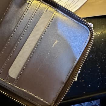 Guess Cüzdanında Hayal Kırıklığı: Soyulmuş Deri Ve İlgisiz Müşteri Hizmetleri