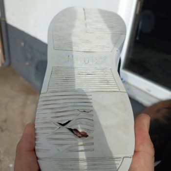 FLO'dan Aldığım Ayakkabının Tabanı Delindi