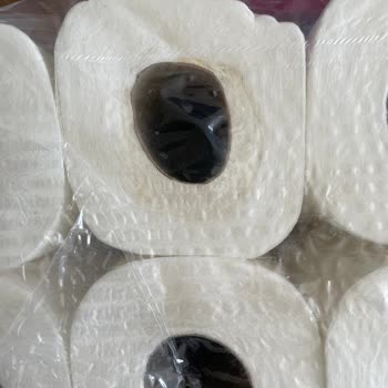 Пятна на туалетной бумаге Papia в закрытой упаковке