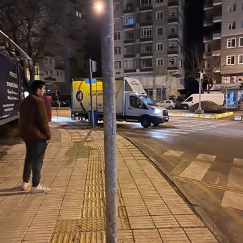 Kaldırıma Park Eden Halk Ekmek Aracı Yayaları Tehlikeye Atıyor