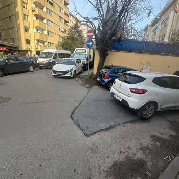 İstanbul Büyükşehir Belediyesi Tehlikeli Yaya Geçidi: Çocuklarımızın Güvenliği Tehlikede!