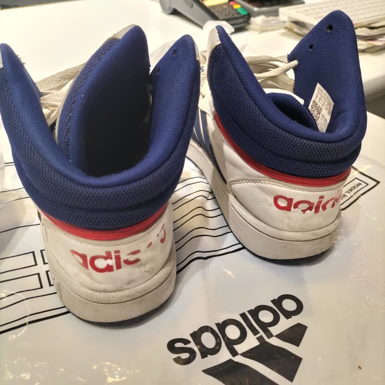 Orijinal Adidas Ayakkabıda Soyulma Sorunu