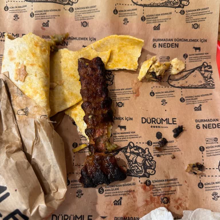 Dürümle Yanmış Dürüm Ve Özensiz Sunumla Hayal Kırıklığı!