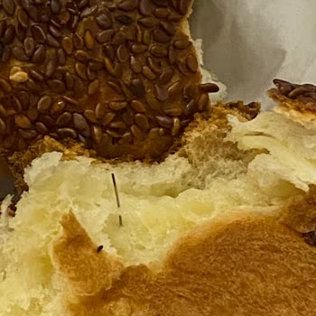 Poğaçanın İçinden İğne Çıktı!