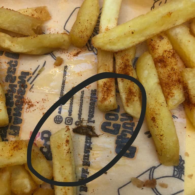 Yemekte Böcek Şoku: Cajun Corner'da Hijyen Sorunu