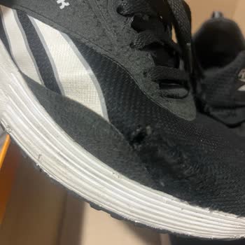 Reebok кроссовки порвались через месяц носки – отказ в возврате