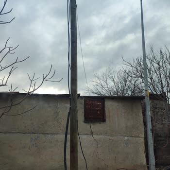 Türk Telekom Direklerindeki Tehlikeli Kablo Sarkmaları