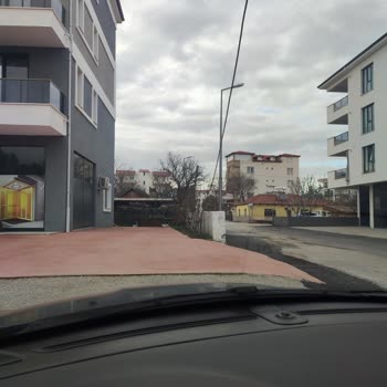 Türk Telekom Direklerindeki Tehlikeli Kablo Sarkmaları