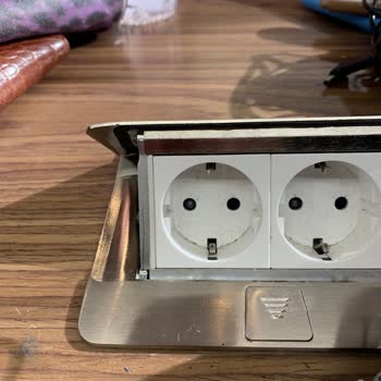 İlgisiz Görevliler Ve Çalışmayan Prizler