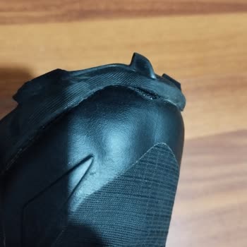 Dayanıklılığı Düşük Ayakkabı Ve İlgisiz Müşteri Hizmetleri