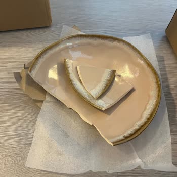 Kırık Yemek Takımları Ve Yetersiz Müşteri Hizmeti