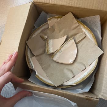 Kırık Yemek Takımları Ve Yetersiz Müşteri Hizmeti