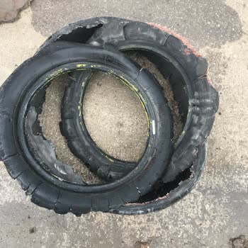 Sapasağlam lastik otobanda 100-110 km hızla giderken yarıldı