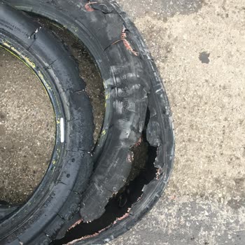 Sapasağlam lastik otobanda 100-110 km hızla giderken yarıldı