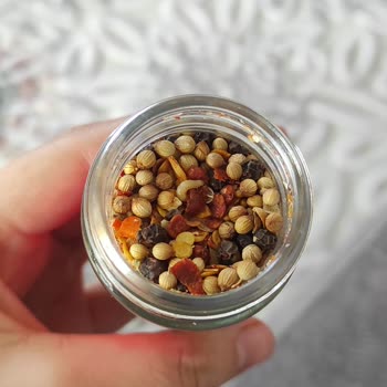 Kahvaltılık Baharat İçinde Canlı Kurtlar Şoku