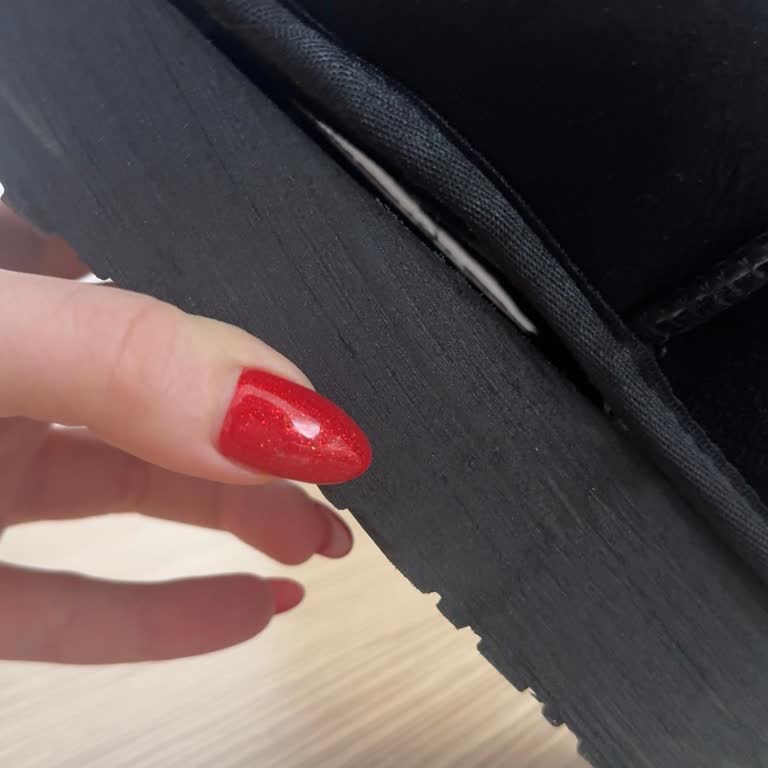 Pegia Botları: İlk Giyimde Fabrikasyon Hatası!